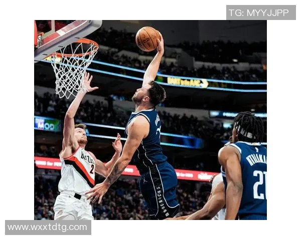 8月12日开拓者与独行侠激战正酣球迷期待精彩对决与新星表现